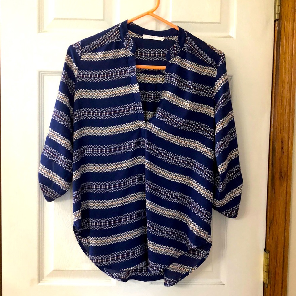 Von Maur brand Lush dress shirt size small. 3/4 length sleeve with button detail